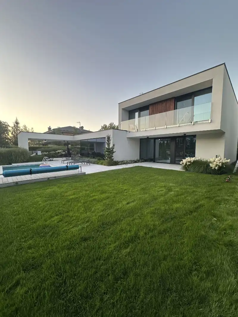 usługi ogrodnicze w warszawie - tył ogródka zrealizowany z basenem