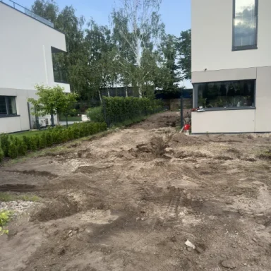 usługi ogrodnicze w warszawie - przód i bok ogródka przed realizacją
